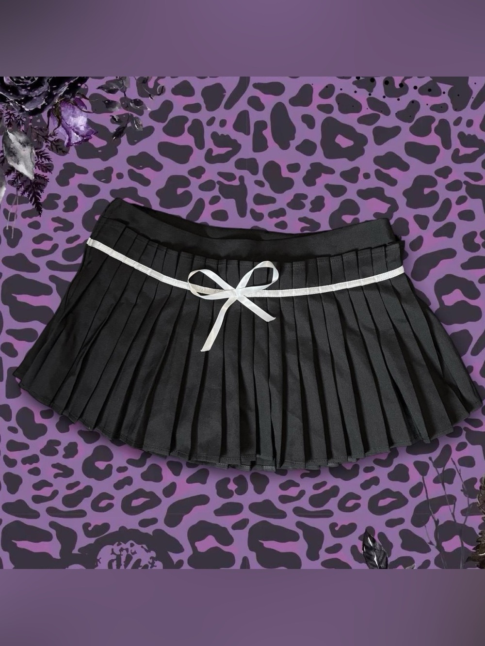 Black & White Pleated Mini Skirt with White Ribbon Bow ~ Size 10